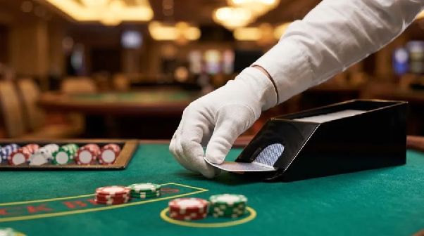 Blackjack cho người mới: luật chơi, chiến thuật cơ bản và những quyết định hay sai nhất